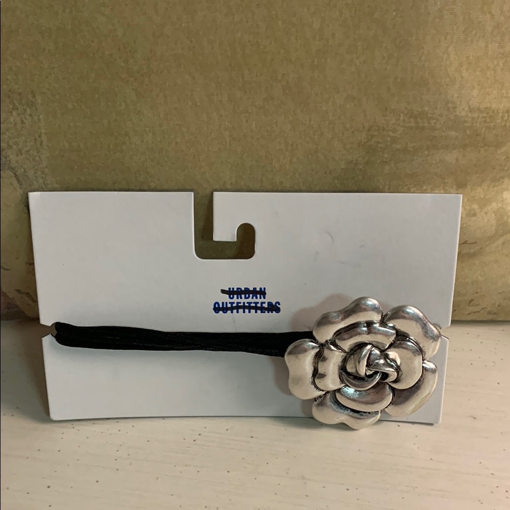 Urban Outfitters Silver Flower Necklace/Chocker Tie